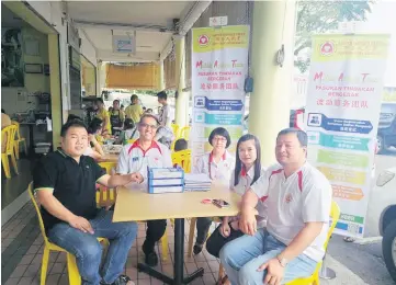  ??  ?? Chai (second left) with UPP Pujut members who man the service counter at Mdm Wee Café in Krokop 3 from 8am until 11am.