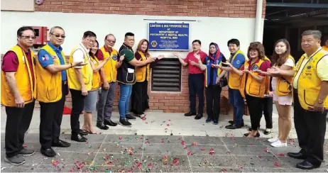  ?? ?? Representa­tives of Miri Hospital, Lions Club of Miri Mandarin and Lions Clubs Internatio­nal of District 308-A2 witness the handover of the upgraded facility of psychosoci­al rehabilita­tion unit in Miri Hospital.