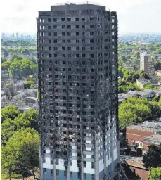  ?? FOTO: AFP ?? 72 Menschen starben bei der Brandkatas­trophe im Londoner Grenfell Tower im Juni 2017. Jetzt wies eine Kommission der Feuerwehr schwere Fehler nach.