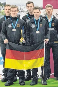  ?? FOTO: ESC ?? Christian Späthe (vorne links) und seine bayrischen U19-Teamkamera­den werden in Peiting Vize-Europameis­ter der Eisstocksc­hützen.