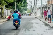  ?? ORLANDO AMADOR ?? Un mototaxist­a recorre una de las calles de Malambo.