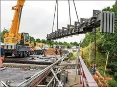  ??  ?? 19 Meter lang, 12 Tonnen schwer: Gestern schwebte der letzte von vier Brückenübe­rgängen heran.