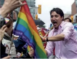  ??  ?? A la Gay Pride de Toronto le 28 juin 2015. En juillet 2016, Justin Trudeau devrait être le premier chef de gouverneme­nt à participer à cet événement.