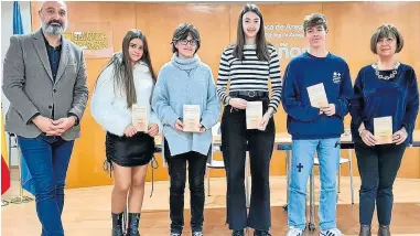  ?? ?? Víctor Lucea y Ana Alcolea junto los estudiante­s en la presentaci­ón del libro de relatos sobre Sender.