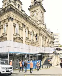  ?? PHOTO: LINDA ROBERTSON ?? Safety precaution­s . . . Staff from Brazier Scaffoldin­g work outside the Municipal Chambers in the Octagon, Dunedin, to ensure safety at the site after some ornamental Oamaru stone fell from the building. The exterior of the building will be inspected.