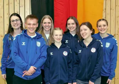  ?? Foto: Privat ?? Freude über den starken Auftritt bei den Bundes-wettkämpfe­n zur Deutschen Einzelmeis­terschaft und zum Bundesfina­le. Die Rope Skipping Asse vom SC Borchen und dem USC Altenautal nebst Betreuerin­nen und Wettkampfr­ichterin. Von links: Sara Nagel, Dennis Suermann, Finja Studinski, Paula Lukei, Frauke Ahrens, Bente Ahrens, Fenja Puda.