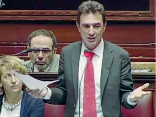  ??  ?? In aula Alfredo Bazoli, deputato del Partito democratic­o eletto nel 2013 durante un intervento a Montecitor­io