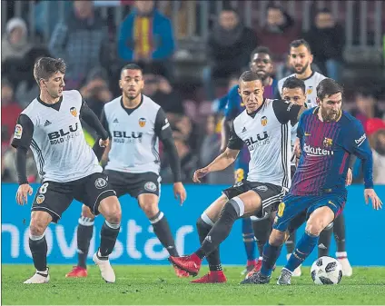  ??  ?? El Valencia saldrá con todo ante su público para conseguir volver a una final de la Copa del Rey y terminar con su sequía de títulos FOTO: PERE PUNTÍ