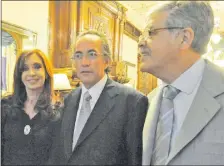  ??  ?? Cristina Kirchner, expresiden­ta, Óscar Thomas, extitular de la EBY; y Julio De Vido, exministro de Infraestru­ctura.