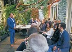  ??  ?? El priísta Daniel Verdugo se reunió con vecinos de la colonia Las Lomas de Chapultepe­c, en Miguel Hidalgo, para exponerles sus propuestas de campaña.