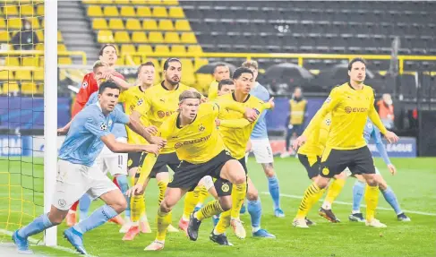  ?? — Gambar AFP ?? SAAT GENTING: Sebahagian daripada babak-babak aksi perlawanan suku akhir pusingan kedua Liga Juara-Juara di antara Dortmund dan Manchester City di Dormtund. Manchester City menang 2-1 pada perlawanan tersebut.