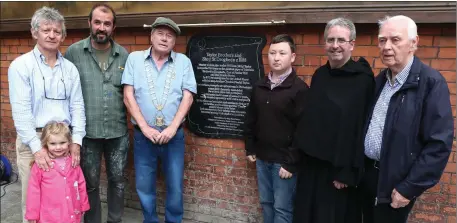  ??  ?? Paddy Dwyer, Ciaran Dunlevy, Mayor Frank Godfrey, Darragh O’Heilligh, Fr. Colm and Benny Dowd at the unveiling of the plaque on Shop street.