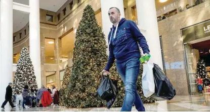  ?? — Reuters ?? Christmas decoration­s are seen as people shop at Brookfield Place in lower Manhattan in New York City.