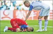  ??  ?? Iceland's goalkeeper Hannes Halldorsso­nis congratula­ted by Iceland's defender Ragnar Sigurdsson after making a save.