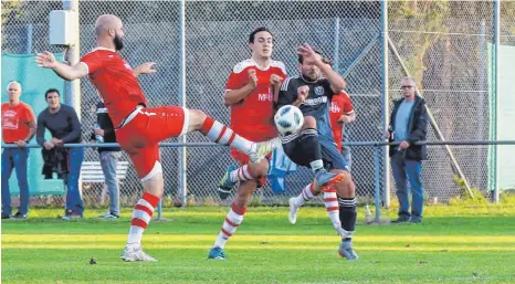  ?? FOTO: ALEXANDER HOTH ?? Der TSV Tettnang (links Marius Wiest) besiegt am fünften Spieltag der Fußball-Kreisliga A2 den SV Achberg mit 3:0. Nach vier Siegen in Folge war es die erste Niederlage für den SVA.