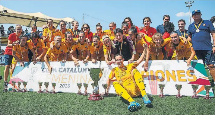  ?? FOTO: FCF ?? El Barça femenino celebra su primer título, tras exhibirse frente a su eterno rival, el Espanyol