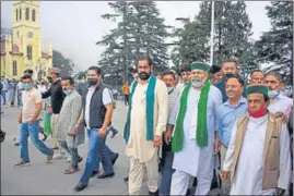  ?? DEEPAK SANSTA/HT ?? Bharatiya Kisan Union leader Rakesh Tikait (green scarf) along with his supporters on the Ridge in Shimla on Saturday.