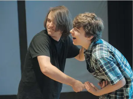  ?? PHOTOS: JASON PAYNE/PNG ?? Teen actors Noah Heyl, left, and Fox Mutual embrace Shakespear­e during rehearsal.