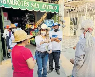  ?? FOTOS/MARIO TRINIDAD ?? Escucha sus necesidade­s y les da a conocer sus propuestas legislativ­as en sus recorridos Briseida Magdaleno “La China”.