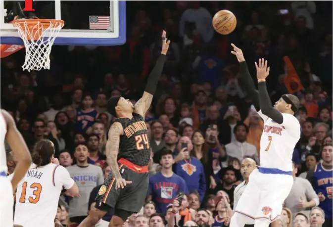  ?? — AP ?? NEW YORK: New York Knicks’ Carmelo Anthony, right, tries to sink the go-ahead basket over Atlanta Hawks’ Kent Bazemore during the final seconds of the NBA basketball game, Monday in New York. Anthony missed the shot and the Hawks defeated the Knicks...