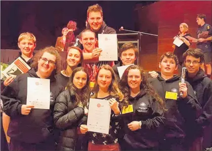  ?? PHOTO: KAP070618S­PLPLAY ?? PARAPARAUM­U College students with their awards at the National Sheilah Winn Shakespear­e Festival.