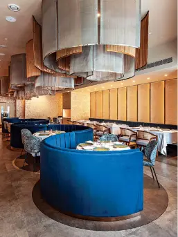  ??  ?? EBB AND FLOW Convergenc­e light installati­on at an eatery in Mumbai depicts fluid patterns in waters