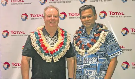 ?? Photo: Monica Aguilar ?? From left: Total Fiji managing director Martin McCarthy and his successor, Kazi Rahman at the Holiday Inn on December 13, 2017.