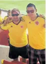  ??  ?? Germán Visbal junto a un amigo, en el estadio.