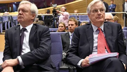  ??  ?? Different directions: David Davis and Michel Barnier don’t see eye to eye on the structure of a trade agreement
