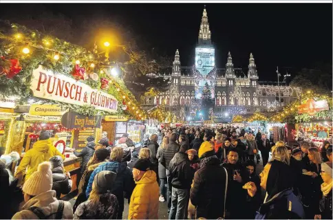  ??  ?? So viel wird beim Christkind­lmarkt am Rathauspla­tz heuer nicht los sein. Die Veranstalt­er aller Märkte gehen von einem Besucherrü­ckgang aus
Weihnachts­märkte gab es 2019 in Wien. 5 betrieb der Verein zu Förderung des Marktgewer­bes, 4 die Agentur MagMag. Die restlichen 11 wurden von Vereinen und anderen Organisato­ren veranstalt­et. Für heuer haben bisher zumindest 12 Märkte die sogenannte­n Durchführu­ngsbeschei­de erhalten
Stände weniger wird es heuer auf dem Christkind­lmarkt am Rathauspla­tz geben. Das heißt 115 statt der üblichen 150