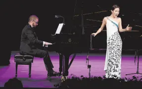  ?? ?? l La reconocida soprano surcorena Hera Hyesang Park, acompañada del pianista tapatío Andrés Sarre, abrió la noche de gala, dejando a la audiencia sin aliento con su talento excepciona­l.