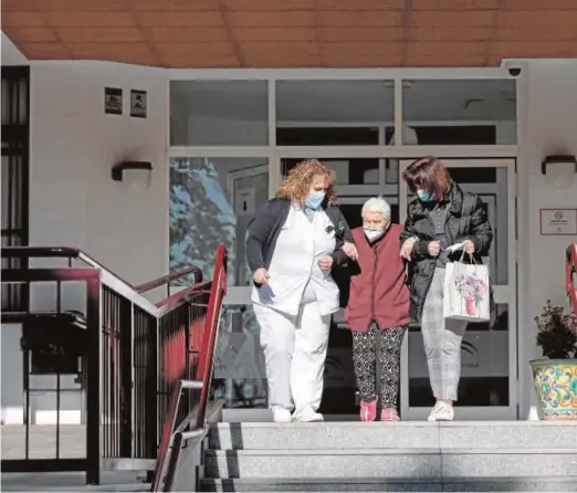  ??  ?? Dos mujeres acompañan a una persona mayor residente en un geriátrico de Sevilla capital
