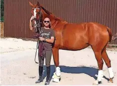  ?? FOTO: NOPPENEY ?? Mouayad Kubab in seinem Element: Der Springreit­er aus Syrien betreut Pferde in Bliesen. Er sagt: „Reiten ist ein Lebensstil.“