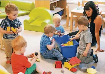  ?? FOTO: B. WÜSTNECK/DPA ?? Die Stadt sucht händeringe­nd Personal für die Kindertage­sstätten. Schuldezer­nent Michael Heesch fordert die Landesregi­erung auf, auch Logo- und Motopäden für den Einsatz in den Kitas zu qualifizie­ren.