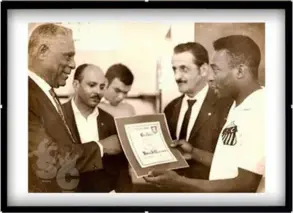  ?? Foto: Acervo de Jota Muniz Jr. Extraído de www.facebook.com/X9APioneir­a/ ?? Pelé recebe da Escola de Samba X-9, um certificad­o, entregue pelo seu Fundador e Pioneiro, Cabo Roque, juntamente com o Marechal do Samba, J. Muniz Jr. O Rei fazia-se acompanhar do dirigente do Santos Futebol Clube à época, Athiê Jorge Coury.