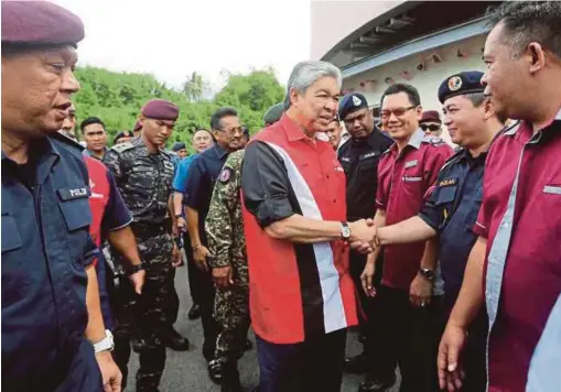  ?? PIC BY MALAI ROSMAH TUAH ?? Deputy Prime Minister Datuk Seri Dr Ahmad Zahid Hamidi arriving for a meeting at the Eastern Sabah Security Command headquarte­rs in Lahad Datu yesterday.