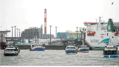  ?? MOHAMMED BADRA / EFE ?? Barcos pesqueros franceses bloquean la entrada del puerto de Calais.