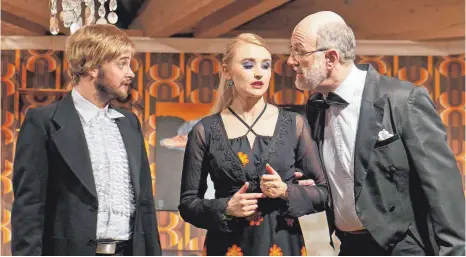  ?? FOTO: HELMUT VOITH ?? Theater Kolping spielt die Farce „Gerüchte, Gerüchte“: Wer weiß wie viel? Wer darf wie viel wissen? Auf der Bühne stehen unter anderem (von links) Markus Kessler, Christina Witzemann und Martin Pfeifer.