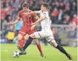  ?? FOTO: DPA ?? Thomas Müller (li.) im Zweikampf mit Sevillas Clement Lenglet