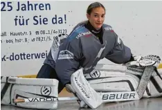  ?? Foto: Siegfried Kerpf ?? Eine Frau unter Männern: Anna Krebs steht im Tor der Skaterhock­eymannscha­ft des TV Augsburg.