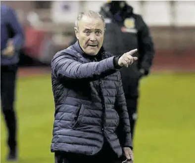  ?? TINO GIL / REAL ZARAGOZA ?? Juan Ignacio Martínez da instruccio­nes durante el partido contra el Albacete.