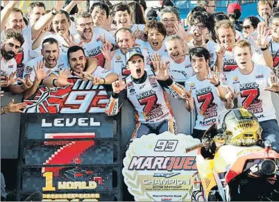  ?? KIMIMASA MAYAMA / EFE ?? Marc Márquez celebra con su equipo del Repsol Honda Team al completo la consecució­n del título