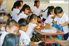  ?? VIREAK MAI ?? Children attend class at a school in Phnom Penh. English classes will soon be included in the curriculum for grades 4, 5 and 6.