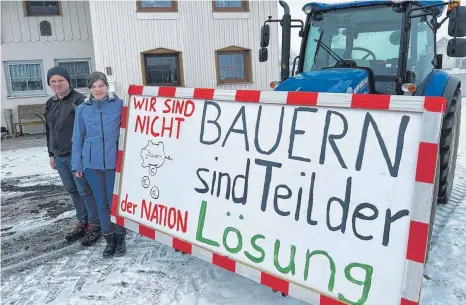  ?? FOTO: INGRID KRAFT-BOUNIN ?? Stefan und Gisela Lörke nehmen immer wieder an Bauernprot­esten teil, weil sie sich durch die vielen Regularien und immer neue Auflagen und Kürzungen in ihrer Existenz bedroht sehen. Dabei hätten die Bauern für viele Probleme gute Lösungen – sie müssten nur gehört werden, meinen die Lörkes.