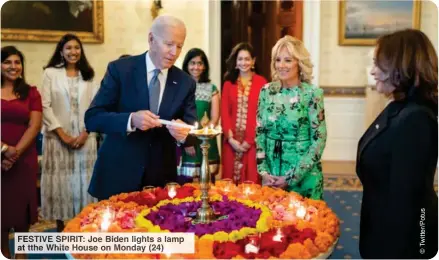  ?? ?? FESTIVE SPIRIT: Joe Biden lights a lamp at tthe White House on Monday (24)