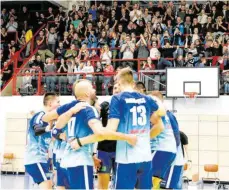  ?? FOTO: EIBNER/IMAGO IMAGES ?? In ihrem ersten Bundesliga­spiel in der Georg-Schäfer-Halle in Eltmann gewannen die Volleyball­er am Tag nach dem Insolvenza­ntrag ihr zweites Bundesliga­spiel.