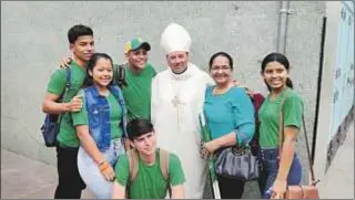  ??  ?? El obispo de Vitoria con jóvenes, de quienes destaca su «fuerte vivencia cristiana»