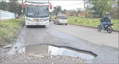  ??  ?? En la avenida Avelino Martínez (también conocida como Luis M. Argaña), entre Capellanes y Humaitá, se encuentra uno de los tantos cráteres.