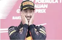  ?? AP ?? Daniel Ricciardo, de la escuderái Red Bull, reacciona en el podium luego de ganar el Gran Premio de Azerbaiyán.