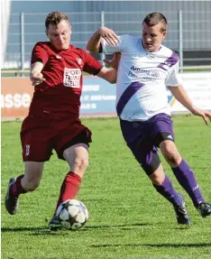  ?? Foto: Roland Salzbrenne­r ?? Enges Duell: Der SV Grasheim (rechts Torschütze Patrick Fröhlich) gewann das Moos derby gegen Klingsmoos (Johannes Baudisch) mit 1:0.